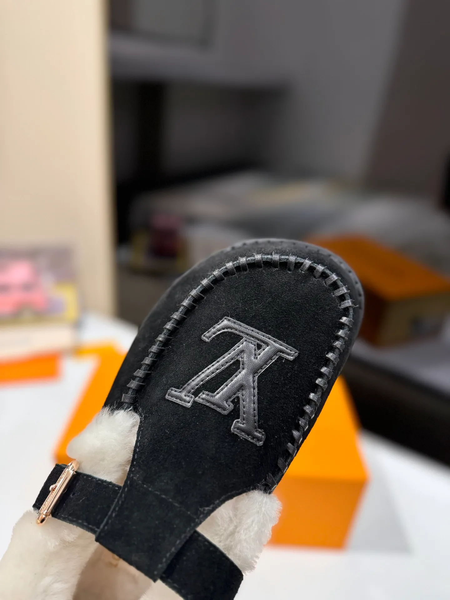 👟👟Ex-factory price 560👟👟 Louis Vuitton lv louis vuott…on fw24 new arrival～The latest furry slippers for autumn and winter🏂🏂 This pair of furry slippers is also very good-looking! The leather ones are very high-end! ! !Paired with denim shorts in autumn and winter, it’s perfect! Put it on and you will instantly have your ideal height! 😍 A favorite style, with fashion elements, the appearance of the upper is full of nobility. Wearing it can always show off the fashionable charm of women. It is fashionable but not too showy. The high-end beef tendon on the upper and the Lvjia letter buckle are so beautiful. ✅Upper: imported high-end frosted/cow leather ✅Outsole: original outsole ✅Inner lining: imported real wool ✅Size: 35-42 (41.42 customized, non-returnable) ✅Packaging: full set of original drawer box